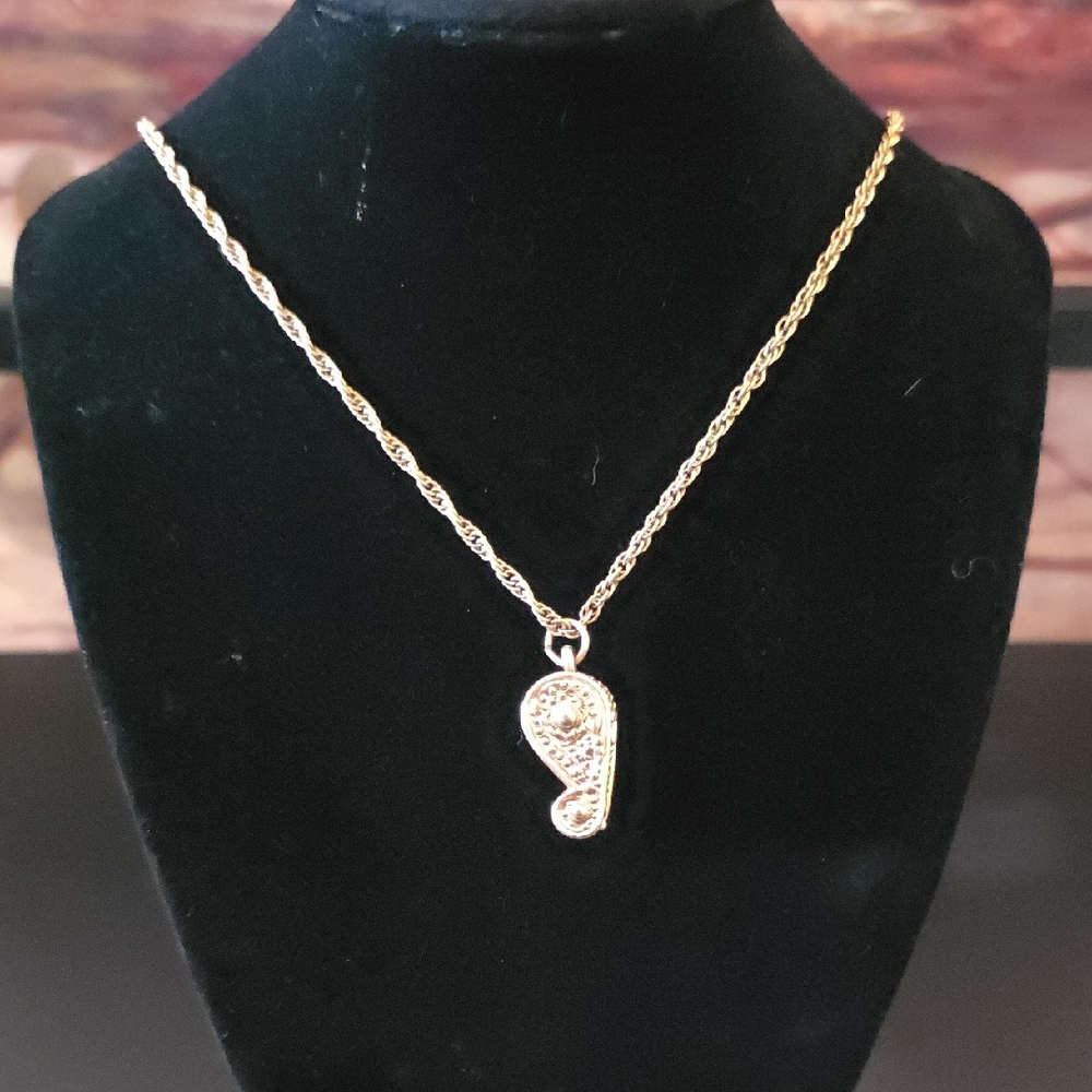 Elegant Gold Pendant Necklace